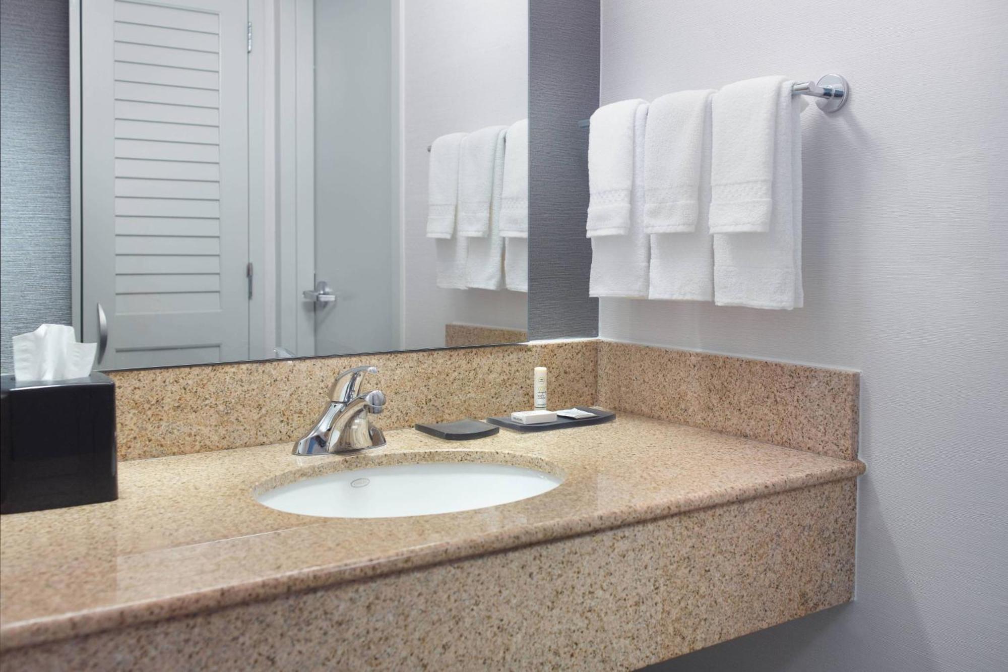 Courtyard By Marriott Raleigh Midtown Hotel Екстериор снимка
